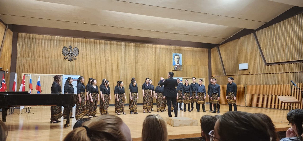 Picture of the alumni choir singing in the International Krakow Choir Festival Cracovia Cantans 2024.